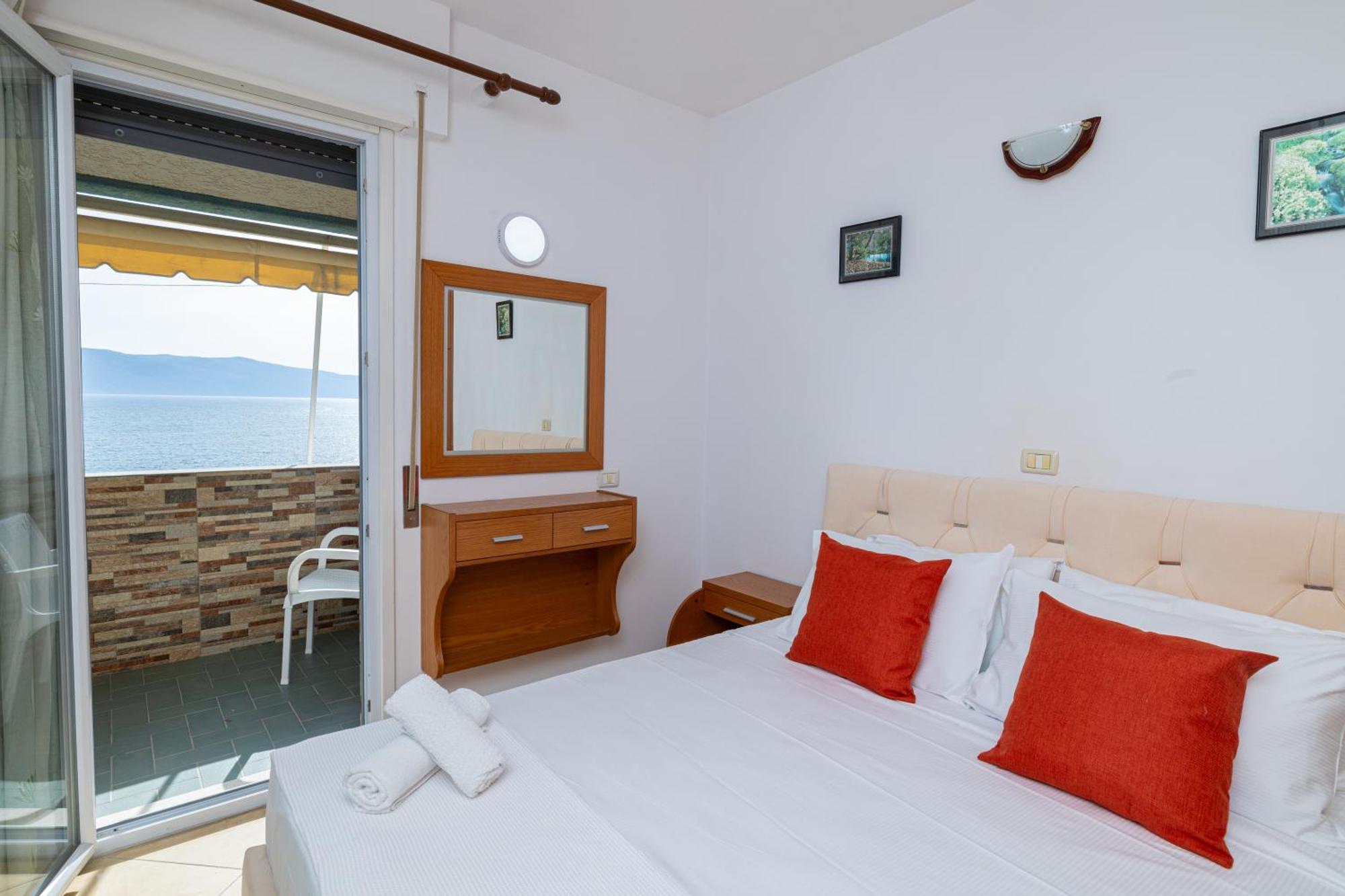 Lucas Apartments Rental Vlorë Exteriör bild