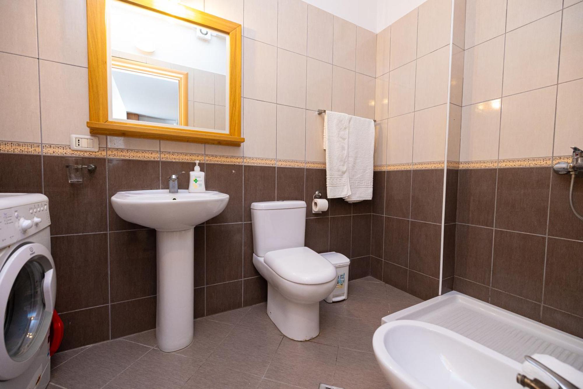 Lucas Apartments Rental Vlorë Exteriör bild